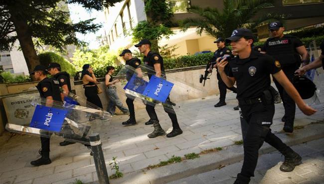 الشرطة التركية تعتقل 13 شخصا علي خلفية العنف ضد السوريين في قيصري