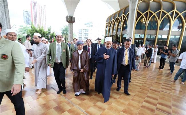شيخ الأزهر يؤدي صلاة الجمعة بالمركز الإسلامي فور وصوله "بانكوك"