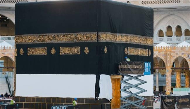 هيئة العناية بشئون المسجد الحرام والمسجد النبوي تبدأ مراسم تغيير كسوة الكعبة
