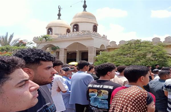 من بينهم كهربا وجنش ولاعبو مودرن.. الآلاف يودعون أحمد رفعت مثواه الأخير.. صور