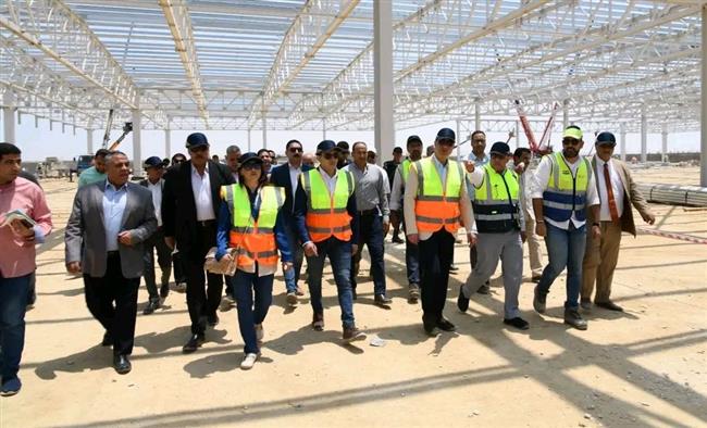 جولة موسعة لـ محافظ الفيوم بمصنع "يازاكي مصر للضفائر الكهربائية"