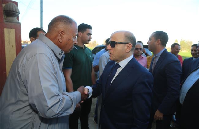 محافظ كفر الشيخ يقدم واجب العزاء لأسرة أحمد رفعت بمسقط رأسه