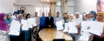   وزارة العمل: تسليم شهادات إتمام التدريب المهني لخريجات دورات تدريبية في قنا
