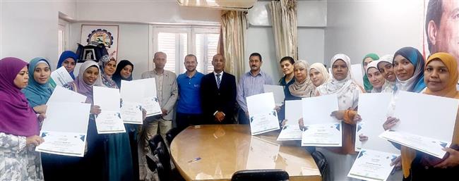 وزارة العمل: تسليم شهادات إتمام التدريب المهني لخريجات دورات تدريبية في قنا