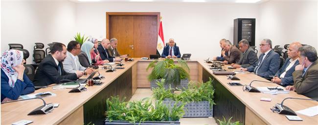 وزير الري يوجه بمتابعة تطهير الترع والمصارف 