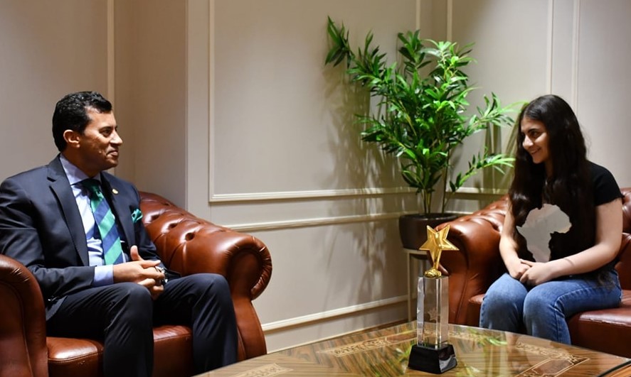 وزير الرياضة يلتقي لاعبة الشطرنج جوي روماني بعد تتويجها ببطولة إفريقيا