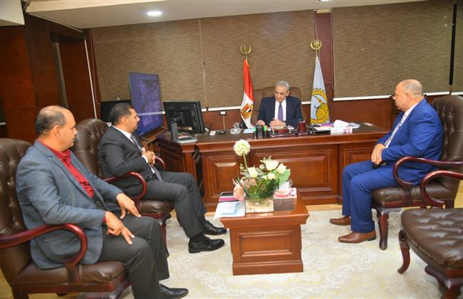 محافظ الغربية يعقد اجتماعًا لمناقشة المشروعات الجارية في المحافظة