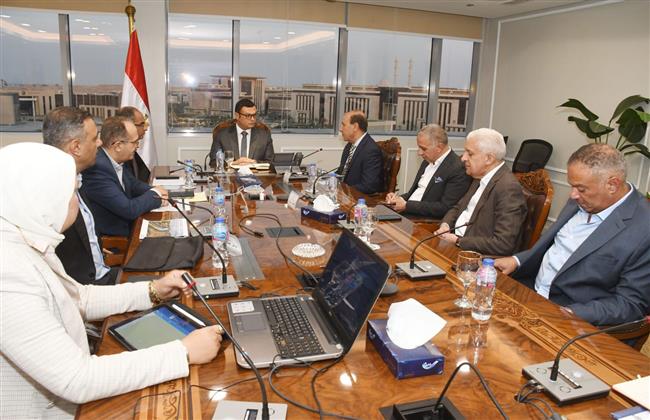 وزير الإسكان يتابع سير العمل بمشروع سد ومحطة "جوليوس نيريري"