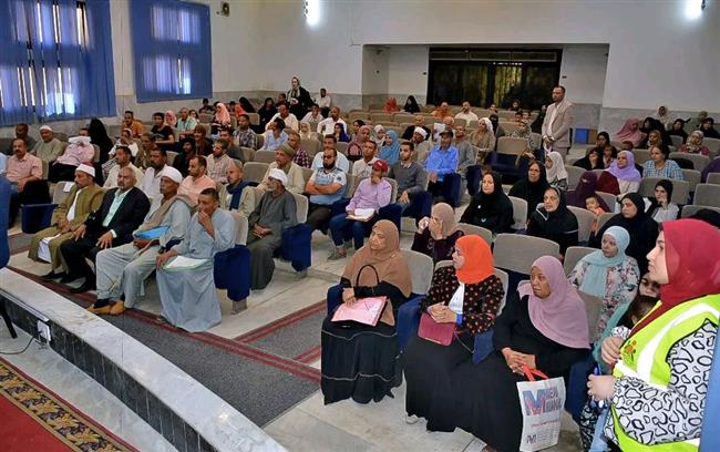 محافظ سوهاج يلتقي 205 مواطن من مختلف المراكز لبحث شكواهم