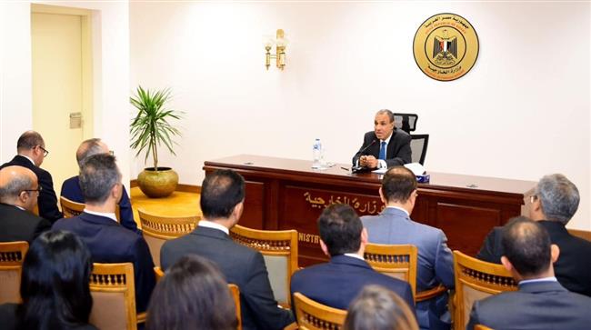وزير الخارجية يؤكد خلال اجتماعه مع شباب الدبلوماسيين على أهمية الالتزام المهني