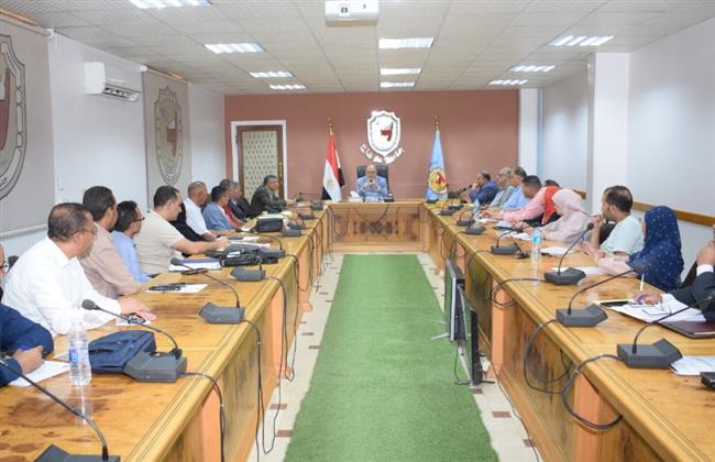 رئيس جامعة سوهاج يجتمع بمجلس أمناء الكليات