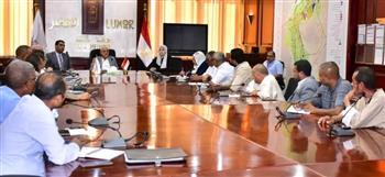 محافظ الأقصر يعقد اجتماع مع مستثمرين المنطقة الصناعية 