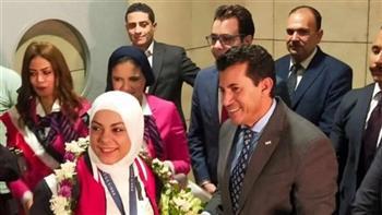 أولمبياد باريس 2024 .. مزمار وطبل بلدي في استقبال الجندي وسارة بمطار القاهرة 