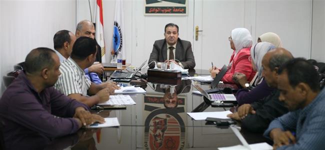 " عكاوي" يترأس اجتماع فريق مشروع مدرسة "الرعاية المجتمعية المتخصصة" بجنوب الوادى 