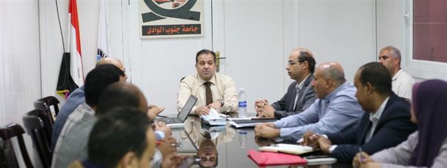"عكاوي" يناقش الخريطة الزمنية للتنسيق و القبول بالجامعة الأهلية بجنوب الوادى 