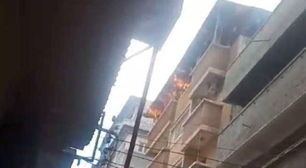 حريق هائل يلتهم الدور الأخير بـ أحد العقارات فى دمياط 