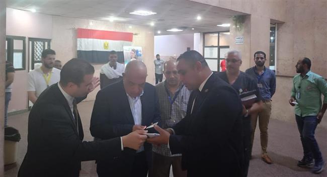 وزير الكهرباء والطاقة المتجددة فى زيارة مفاجئة الى مستشفى الكهرباء بمنطقة ألماظة