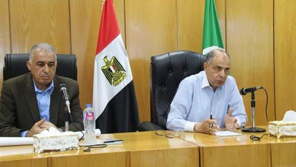 محافظ المنيا يناقش مع مسئولي التنظيم بالوحدات القروية إجراءات رصد مخالفات البناء 