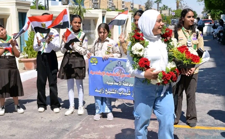 بالورود.. محافظ الإسماعيلية يستقبل البطلة الأولمبية سارة سمير