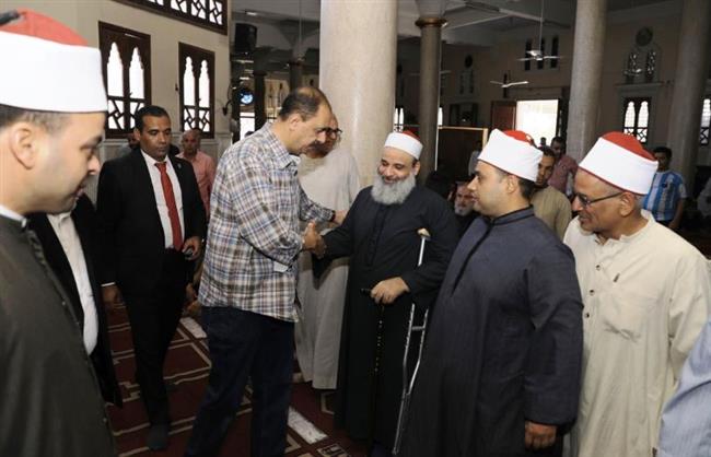 محافظ سوهاج يؤدى صلاة الجمعة بمسجد الخلوة بأخميم