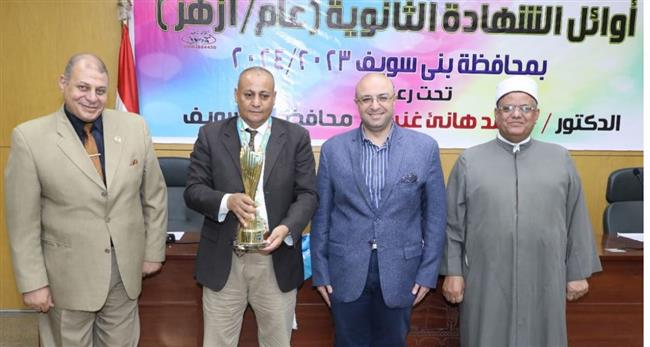 محافظ بني سويف يكرم "هاشم أمين "الفائز بالمركز الأول في فئة "المعلم المثقف"