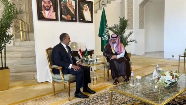 وزير الخارجية يبحث مع نظيره السعودي التعاون الثنائي والتنسيق