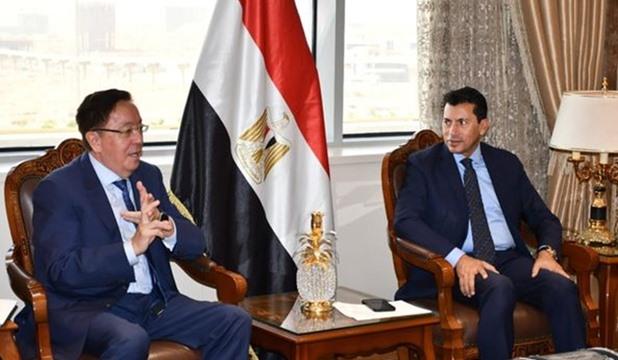 وزير الشباب يلتقي مع سفير كازاخستان لبحث تعزيز التعاون المشترك