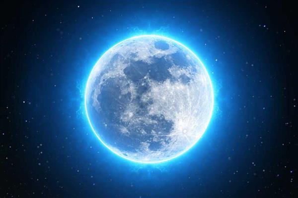 القمر الأزرق.. ظاهرة بديعة في سماء مصر والوطن العربي اعرف تفسيرها