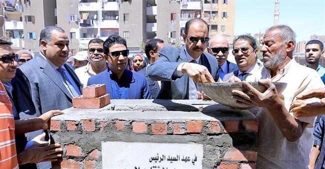 محافظ سوهاج يضع حجر الأساس لإنشاء مجمع سكني بأرض المشتل 