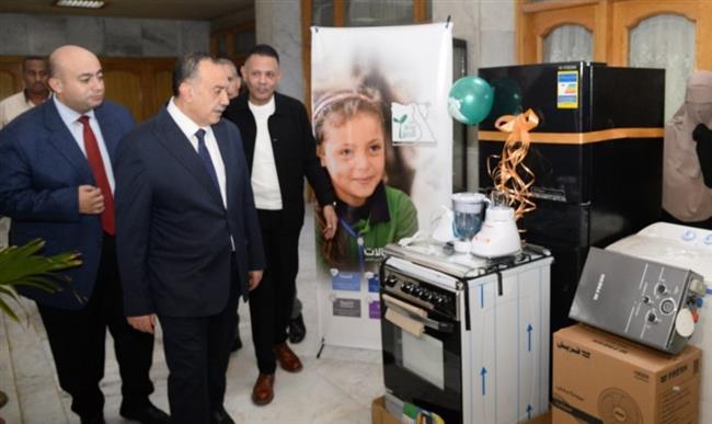 محافظ أسيوط يسلم 5 أجهزة عرائس للفتيات المقبلات على الزواج