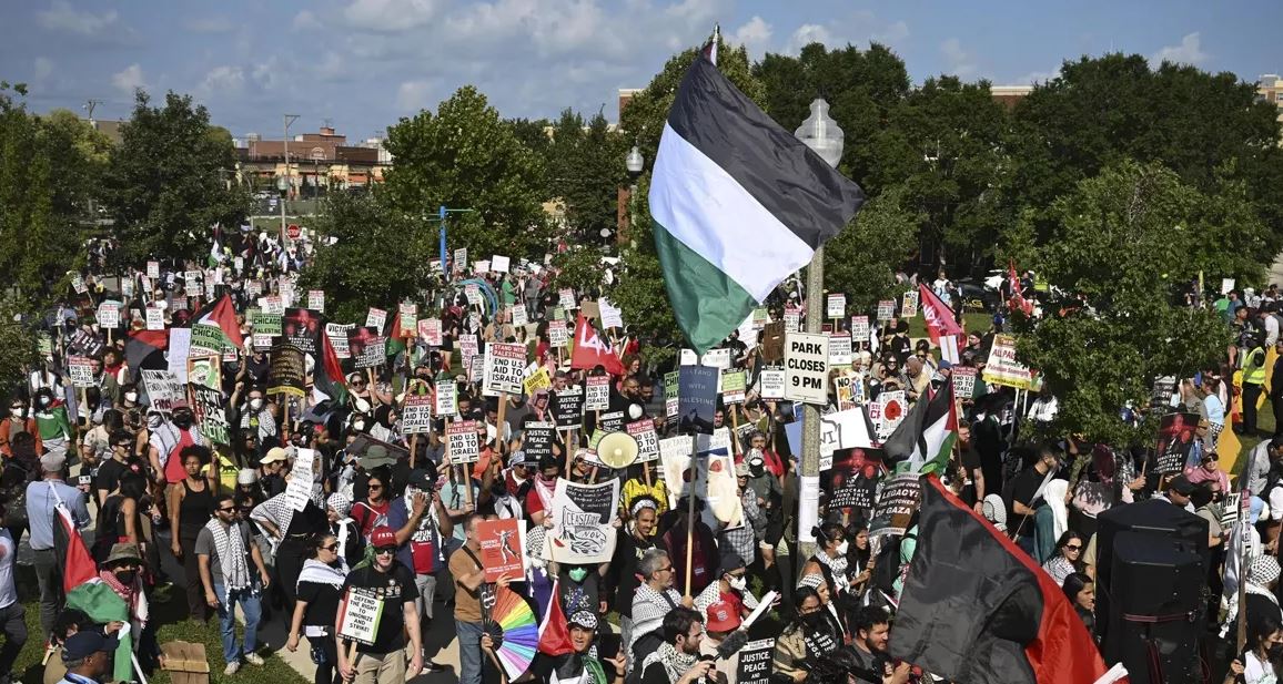 شرطة شيكاغو تعتقل متظاهرين مؤيدين للفلسطينيين في مؤتمر الحزب الديمقراطي