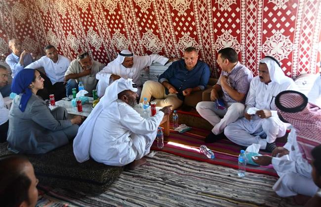 محافظ جنوب سيناء لأهالي نويبع: التقنين والصحة والتعليم على رأس الأولويات للنهوض بالتنمية 