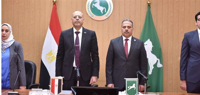 وزير العمل ومحافظ الشرقية يُسلمان عقود عمل لذوي همم في شركات القطاع الخاص ..