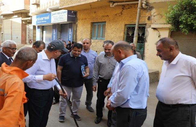 محافظ المنيا يستوقف عامل نظافة ويوجه بمراجعة أدوات القمامة تخفيفا عنه