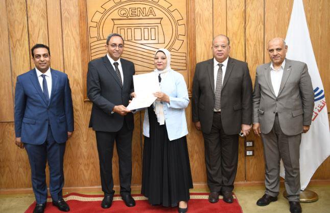لتميزهم في العمل.. محافظ قنا يكرم العاملين بإدارة المراجعة الداخلية والحوكمة