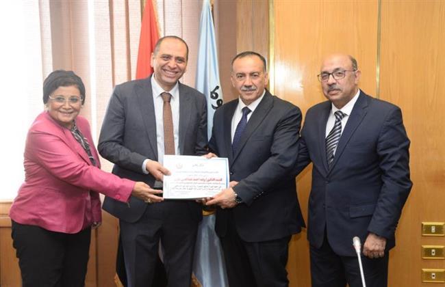 محافظ أسيوط يكرم طبيبين لجهودهما في زيادة معدلات الولادة الطبيعية