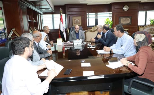 محافظ بني سويف يبحث إمكانية تعظيم الجدوي الاقتصادية للغابة الشجرية