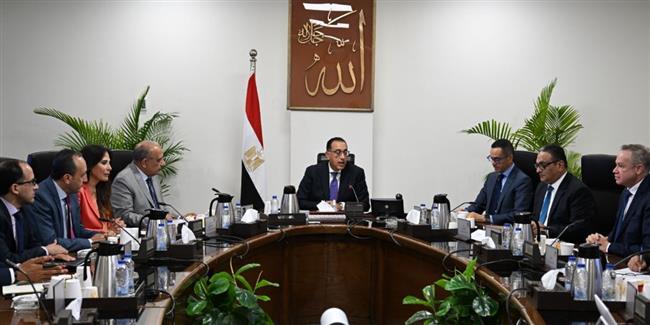 رئيس الوزراء يستعرض خطط شركة أكوا باور السعودية في قطاع الطاقة وتحلية المياه