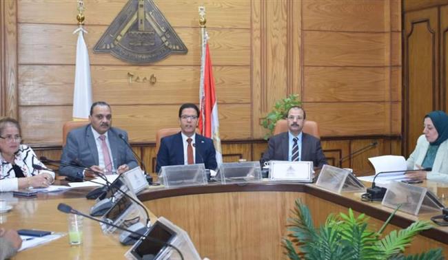 رئيس جامعة بنها يترأس اجتماع اللجنة العليا للإشراف على النشر الإلكتروني للكتاب الجامعى