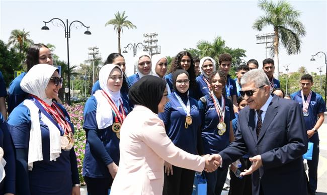 الفريق أسامة ربيع يكرم البطلة الأولمبية سارة سمير