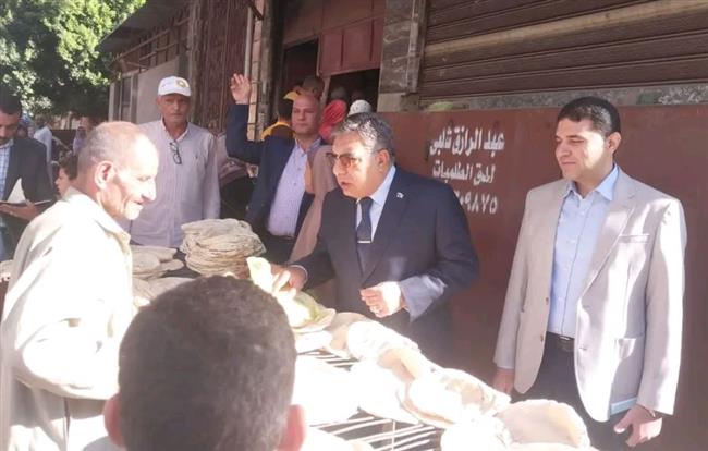 محافظ الدقهلية يقوم بجولة مفاجئة علي المخابز البلدية بقرية ويش الحجر