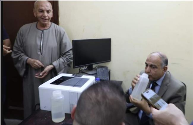 للاطمئنان على سلامتها.. محافظ المنيا يختبر عينة مياه بمحطة آبا