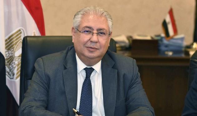 سفير مصر بالكويت يكرم الطلاب المصريين أوائل الثانوية العامة