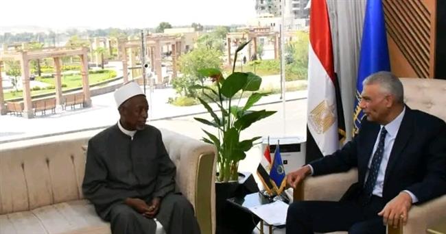 محافظ أسوان يلتقي بوكيل مشيخة الطرق الصوفية للاستعداد للاحتفال بـ المولد النبوي الشريف 