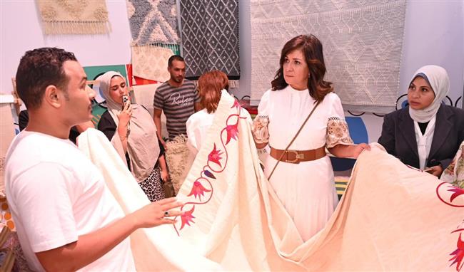 السفيرة "نبيلة مكرم" تزور معرض تنمية الأسرة المصرية بـ مهرجان العلمين الجديدة