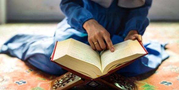 حكم قراءة سورة من القرآن قبل صلاة الجمعة