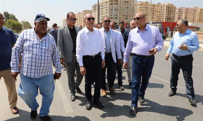 من تحت النظارة الشمس.. صابر يرى الأدوار المخالفة بالمنطقة الجنوبية ويوجه بإزالتها
