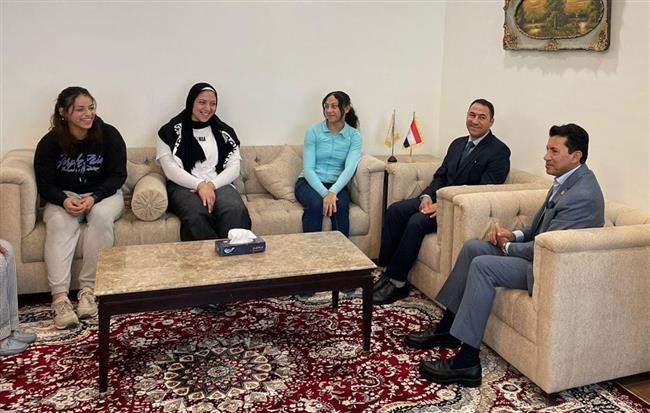 "صبحي" يستقبل لاعبات "البطل الأولمبي" بعد تحقيق برونزية بطولة العالم للمصارعة