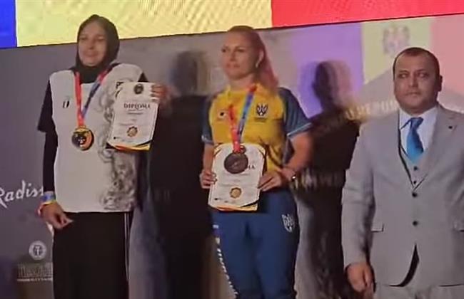 "القومي للمرأة" يهنئ فوزية إسماعيل لتتويجها بالميدالية الذهبية في بطولة العالم لمصارعة الذراعين