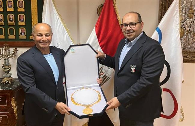 ياسر إدريس يهدي رئيس الاتحاد الدولي لألعاب الماء قلادة اللجنة الأولمبية